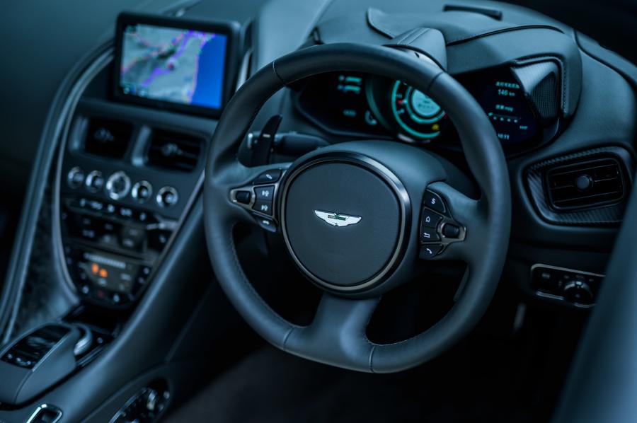 Панель приборов Aston Martin DBS Superleggera Volante 2019 года  (JP) (фото 14 из 24)